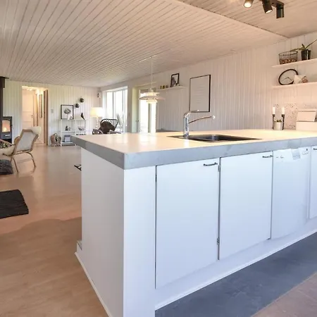 Three-bedroom Holiday In * אוטרופ