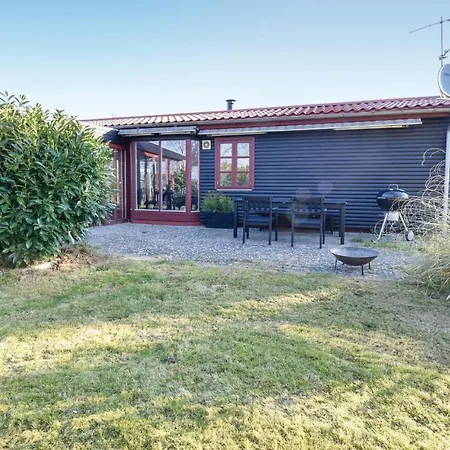 Three-bedroom Holiday In * אוטרופ