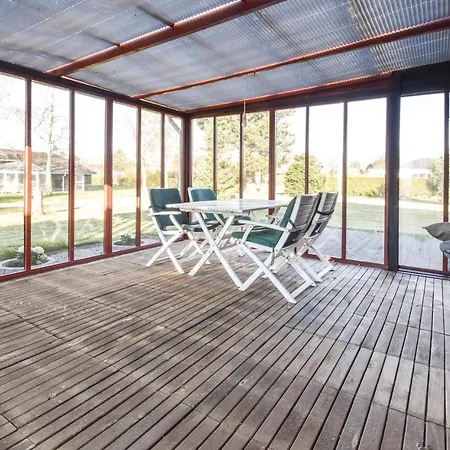 Three-bedroom Holiday In בית נופש