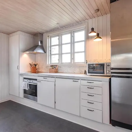 בית נופש Three-bedroom Holiday In אוטרופ